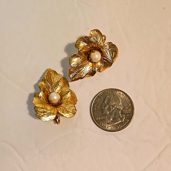 Rare Vintage Sarah Coventry Earrings Ivy Leaf White Faux Pearl Goldtone Clip On - Picture 2 of 6